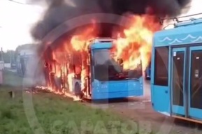 В саратовском депо полностью выгорел троллейбус