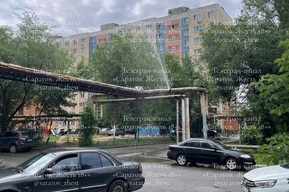 «Кто хочет машину помыть кипятком, приезжайте»: возле школы забил коммунальный фонтан
