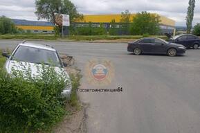 При повороте на Елшанское кладбище пожилой водитель «Приоры» попал в аварию и оказался в больнице
