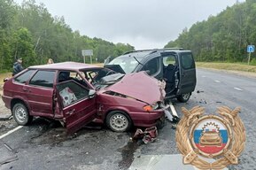 Возле поворота на Вольск столкнулись три машины: есть пострадавшие