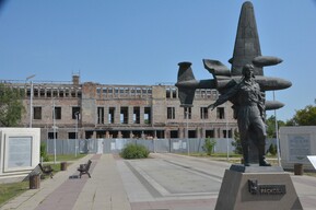 «Появлялись новые трещины, начиналось разрушение фундамента»: на изменение проекта реконструкции дома офицеров в Энгельсе нужно еще 32 миллиона