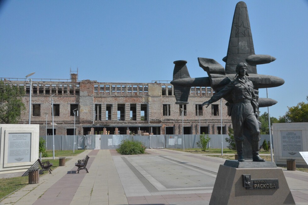 «Появлялись новые трещины, начиналось разрушение фундамента»: на изменение проекта реконструкции дома офицеров в Энгельсе нужно еще 32 миллиона