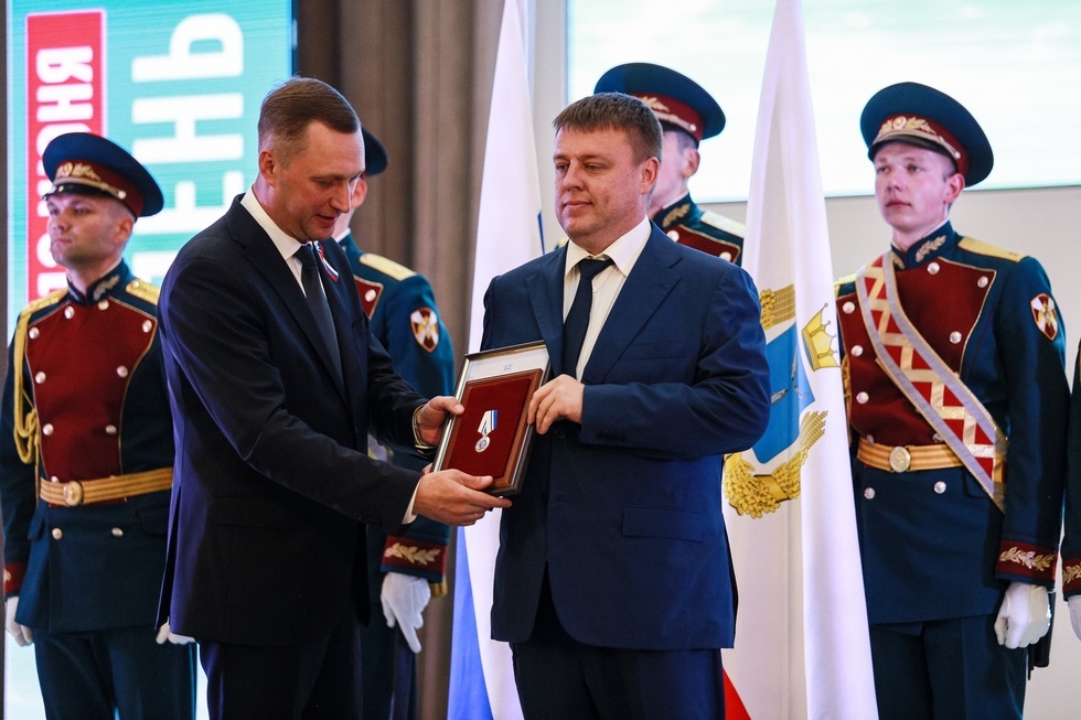 Руководителя предприятия «Энгельсский металл» наградили медалью губернатора за поддержку участников СВО