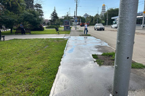 В сквере в центре города система автополива заливает пешеходную дорожку