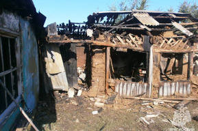 Пенсионерка и её сын едва не сгорели в саманном доме в селе
