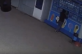 Залез в узкое окно за деньгами и мороженым: в Саратове за серию краж задержали приезжего