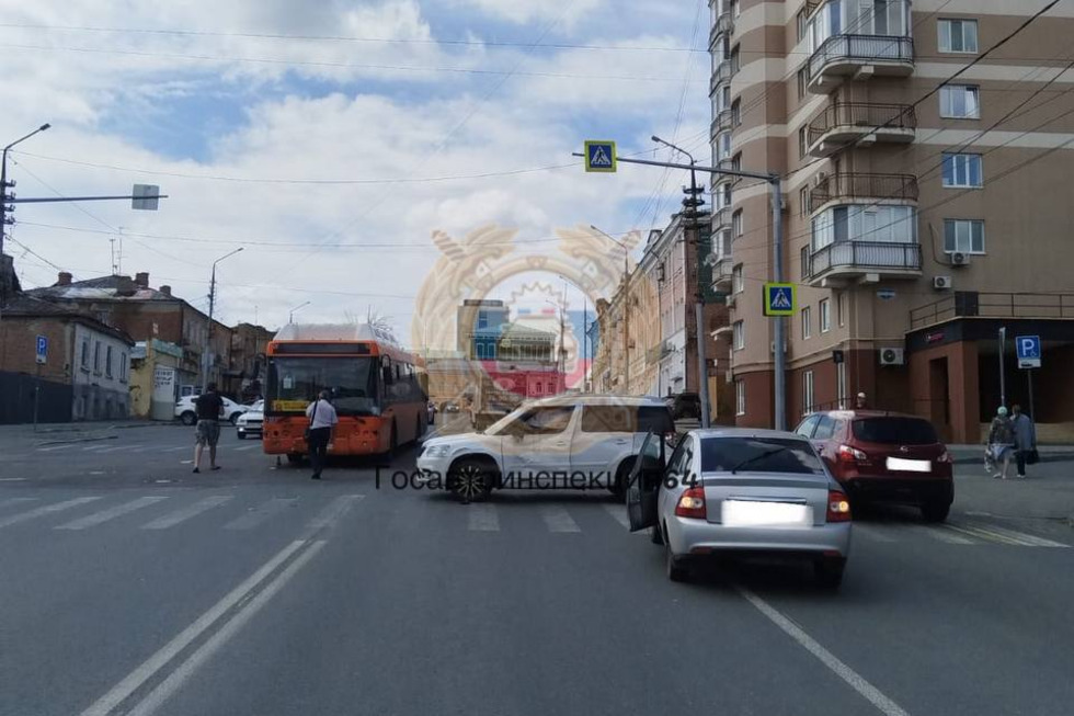 В Саратове на Радищева произошло массовое ДТП с участием автобуса
