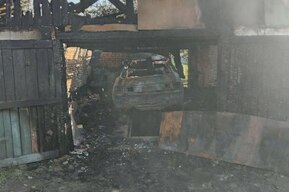 В Ртищево огонь уничтожил гараж, автомобиль и часть жилого дома
