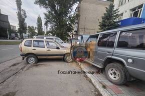 Водитель Hyundai умер за рулем и протаранил четыре авто на проспекте Строителей