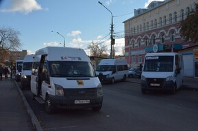В Энгельсе чиновники запретили ездить перевозчикам на старых маршрутах, но только до трех поселков