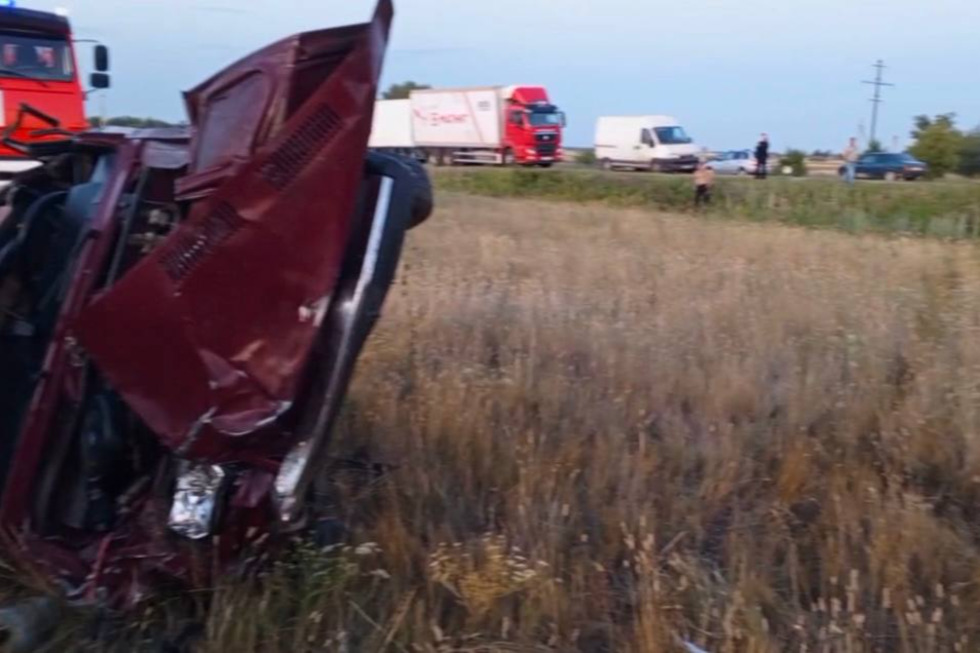 В Пугачевском районе перевернулся ВАЗ: спасателям пришлось деблокировать тело водителя