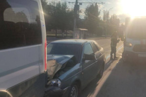Водитель легковушки пострадал в столкновении с микроавтобусом на улице Чернышевского