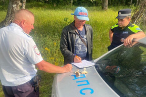 После нескольких часов в лесу мужчина понял, что заблудился: в Саратовской области разыскивали грибника