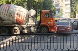 На проспекте 50 лет Октября в час пик столкнулись бетономешалка и легковушка