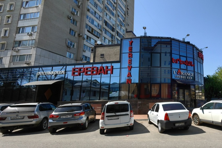 Мэрия требует от владельца «Еревана» убрать название ресторана на иностранных языках