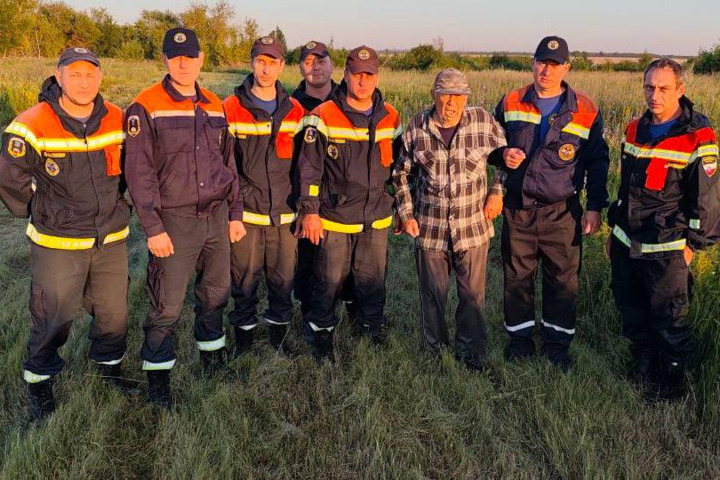 Нашли на заброшенной ферме: спасатели семь часов искали пенсионера с деменцией 
