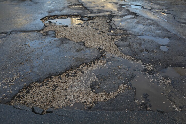 Отсутствие дорог, запущенная река, плохая вода: жители Самойловского района рассказали губернатору о проблемах муниципалитета