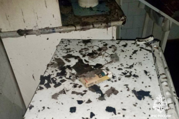 В Саратове из-за неосторожного курильщика сотрудникам МЧС пришлось эвакуировать жильцов пятиэтажки