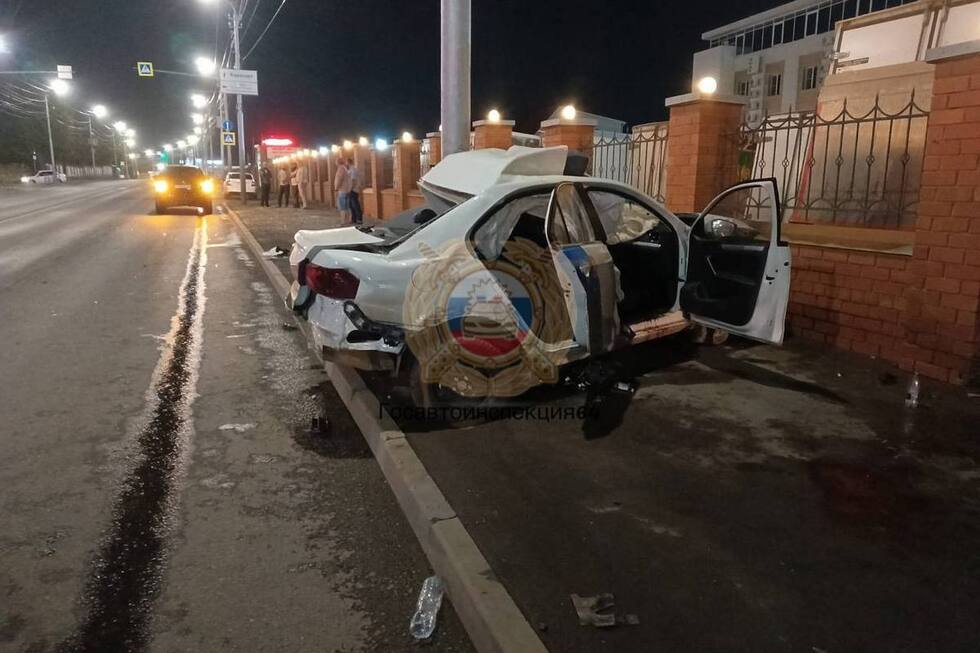 Молодой водитель разбил автомобиль каршеринга об столб: подросток и 20-летний пассажир госпитализированы