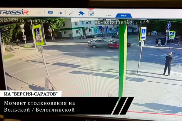 «Свалка» из пяти машин и погибшая девушка-пешеход: видео с моментом столкновения авто в центре Саратова