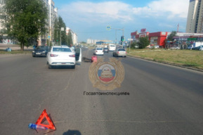 Курьер попал под колёса отечественной легковушки на Тархова