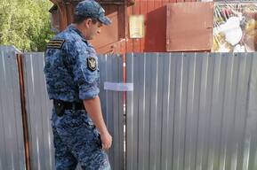 Нет воды, вентиляции, чистящие средства рядом с продуктами: в магазин-нарушитель пришли люди в форме