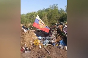 Глава района намерен обратиться в полицию из-за куч мусора на местном кладбище, где жители заметили венки, кресты и флаг РФ