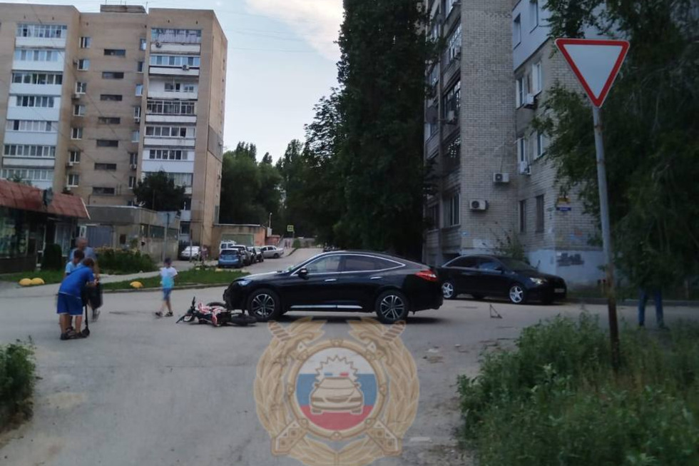 Водитель питбайка пострадал в столкновении с иномаркой в Саратове