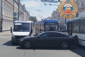 За сутки на дорогах Саратова пострадали пассажирка маршрутки и водитель электровелосипеда