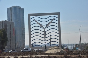 На въезде в Саратов доделали гигантский герб (фото)