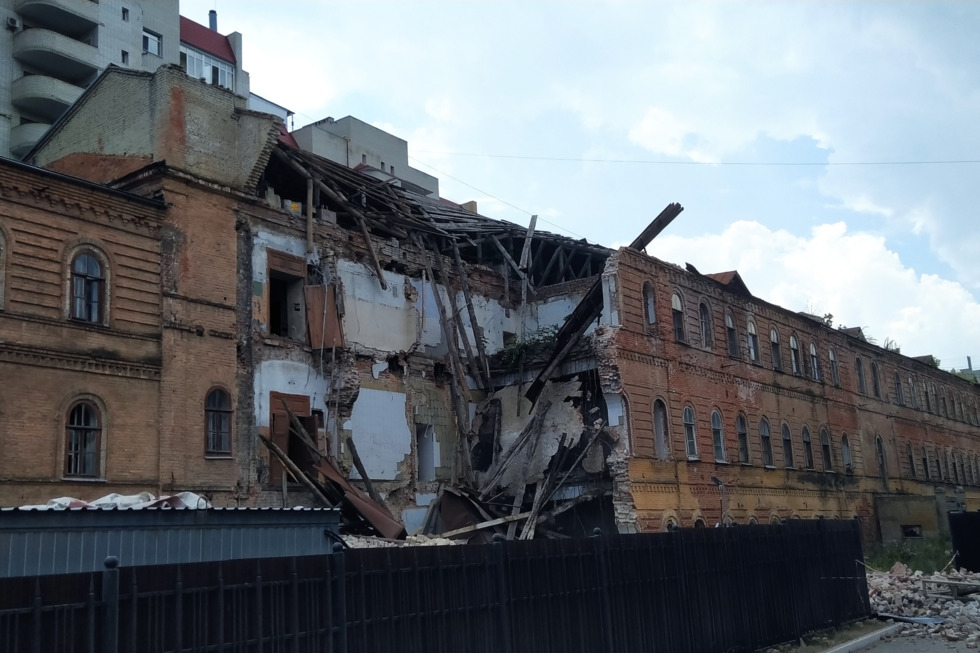 На Ильинской площади обрушился памятник регионального значения — первая в Саратове частная казарма Деконского