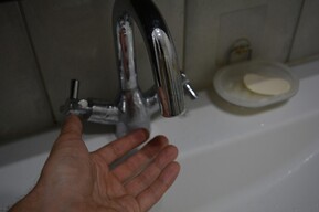 После суточного отключения горожане вновь остались без холодной воды. Организован подвоз