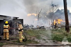 В Энгельсе загорелись дом, гаражи и сараи