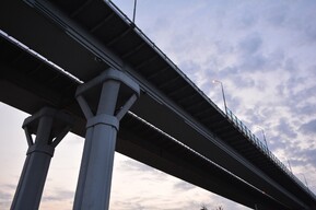 На путепроводах и эстакаде в Саратовской области появятся люди с наручниками и резиновыми дубинками (за это заплатят 79 миллионов рублей)