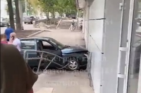 В Саратове ВАЗ задел две машины и врезался в стену «Магнита» (видео)