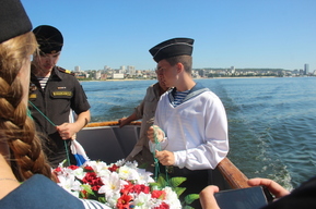 День ВМФ в Саратове: в «Липках» прошел митинг, в Волгу опустили венок в честь погибших воинов (фоторепортаж)