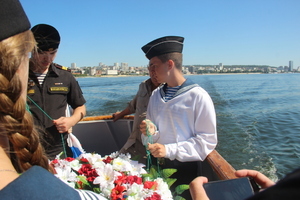 День ВМФ в Саратове: в «Липках» прошел митинг, в Волгу опустили венок в честь погибших воинов (фоторепортаж)