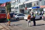 Трамвай столкнулся с выезжавшей с парковки машиной: движение в центре Саратова парализовано