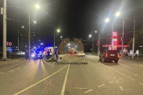 В ДТП на кольцевой развязке перед мостом пострадал молодой мужчина на электровелосипеде