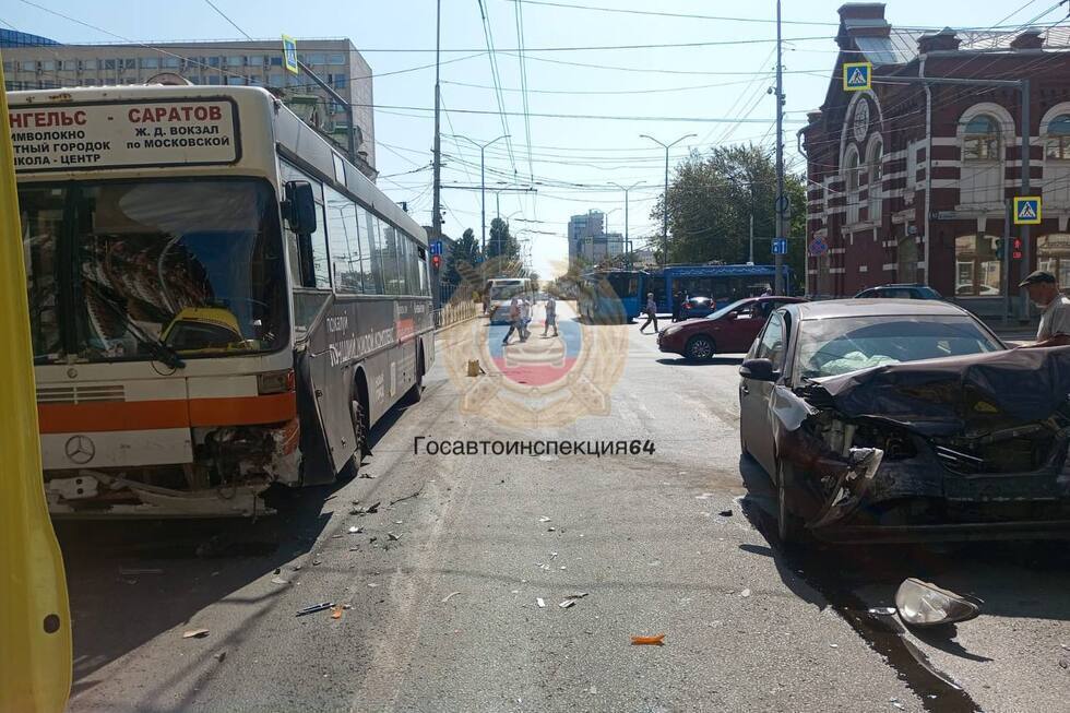 Возле здания правительства на Московской автобус попал в тройное ДТП