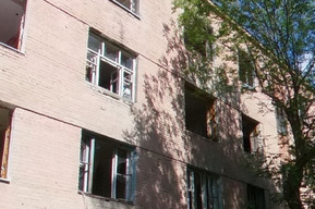 Почти за три месяца власти так и не нашли тех, кто снесет опасный заброшенный дом
