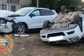 Внедорожник врезался в стоящие машины, на сельской дороге разбились две иномарки