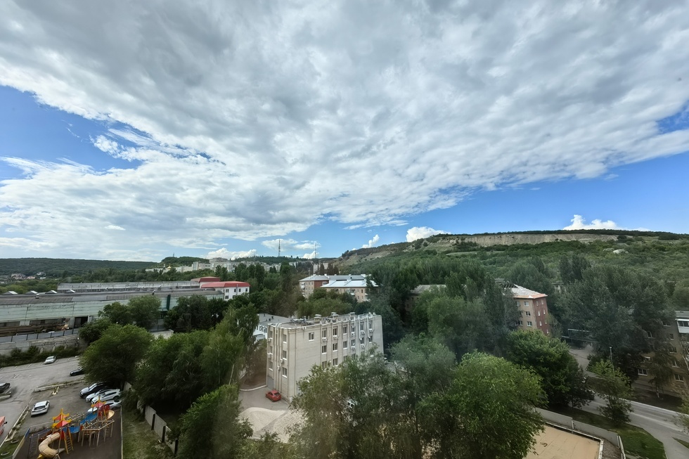 Саратовцев предупредили о сильных порывах ветра и грозе
