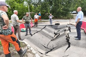 Провал на Академика Жук: в Балаково из-за огромной ямы перекрыто движение на оживленной улице