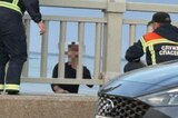 На мосту Саратов-Энгельс мужчина перелез через парапет: с ним разговаривают спасатели
