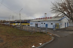 Мэрия Саратова требует от бизнесмена освободить огромный участок между парком и стадионом, снеся за свой счет все магазины и сервисы