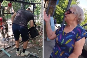 «Силой усаживали в машину»: в парке «Территория детства» заварили входы и задержали недовольную этим пенсионерку