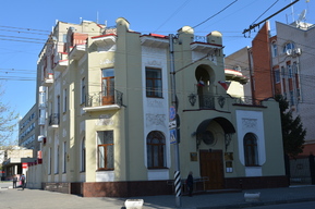 На ремонт старинного особняка в центре города остается все меньше времени