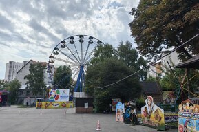 «Знаем мы эти проверки — сегодня штраф за незаконную торговлю семечками, завтра — за превышение скорости катания на качелях»: в Горпарке прошёл рейд