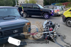 Мотоциклист пострадал в тройном ДТП на Лунной